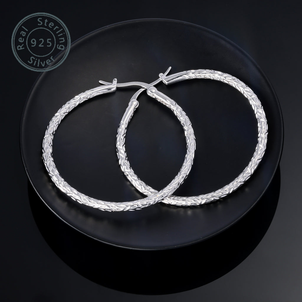 925 silver made fashionable engraved simple circle earrings, fashionable and simple, suitable for daily wear, parties, weddings, perfect gift for wife, girlfriend, family, friends, classmates, comes with a high-quality gift box