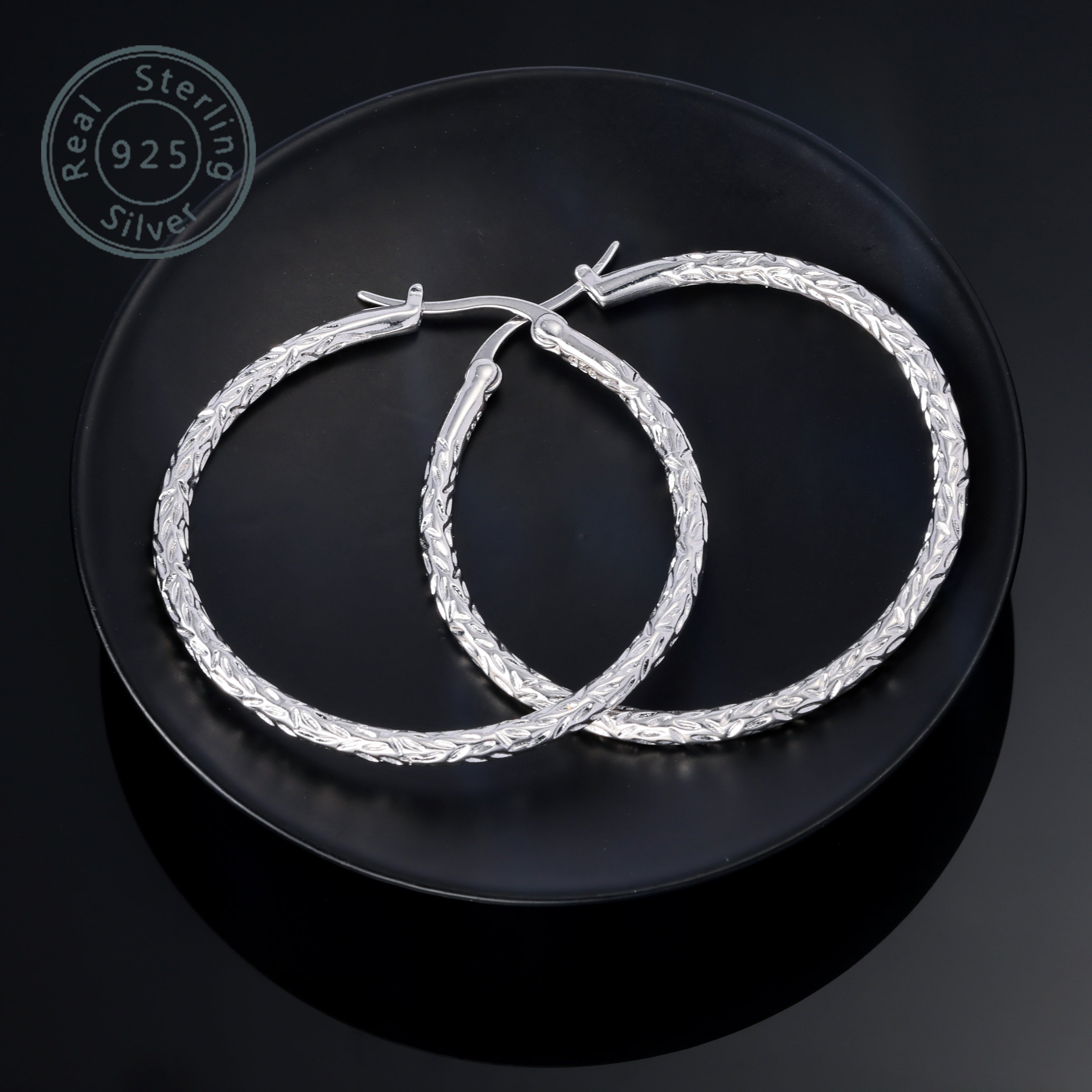 925 silver made fashionable engraved simple circle earrings, fashionable and simple, suitable for daily wear, parties, weddings, perfect gift for wife, girlfriend, family, friends, classmates, comes with a high-quality gift box